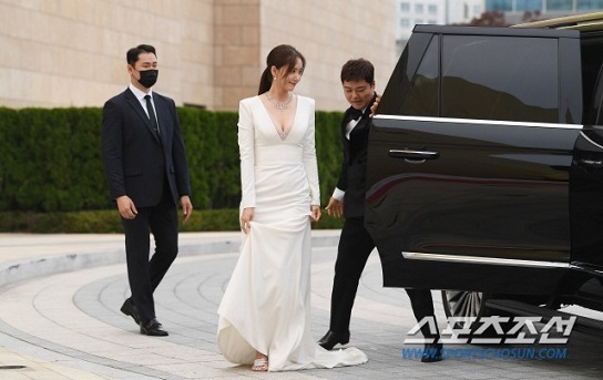 Yoona quyến rũ dự thảm đỏ Blue Dragon Series Awards 