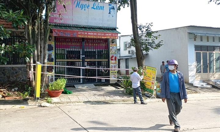 Vụ 6 người tử vong do ngạt khí ở Bình Dương: Người thân bàng hoàng, sốc nặng