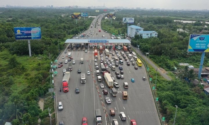 Hàng xe nối đuôi dán thẻ ETC trước