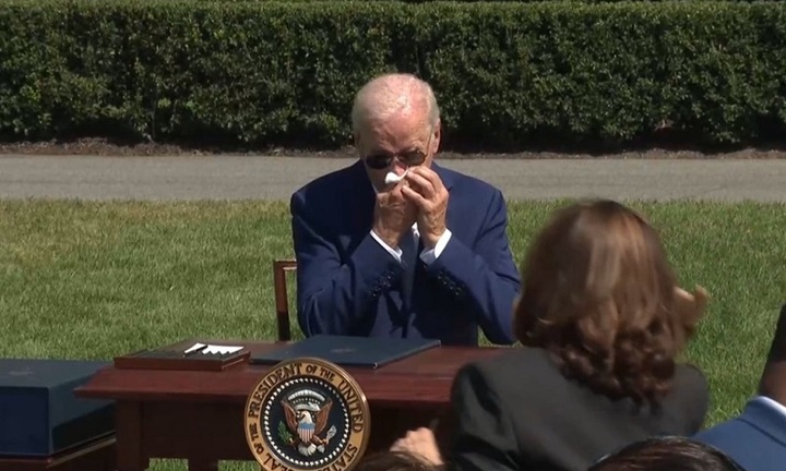 Ông Biden liên tục ho khi phát biểu ký luật bán dẫn, nghi di chứng hậu COVID-19
