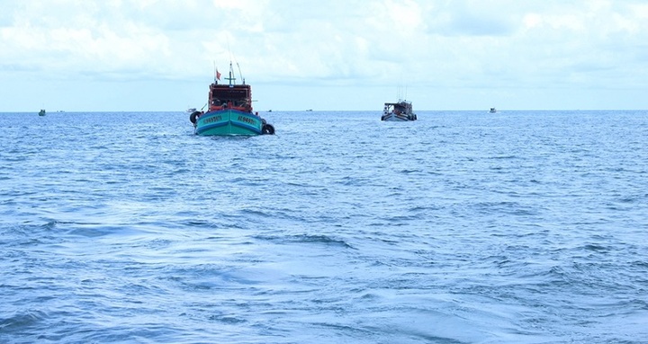 Cảnh sát biển bắt giữ hai tàu chở trái phép 75.000 lít dầu