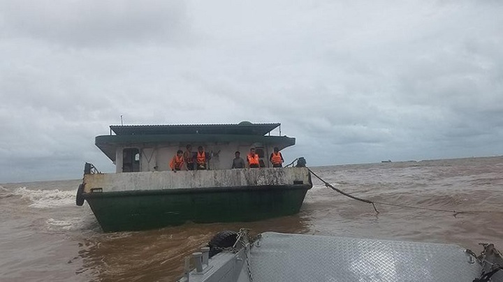 Tàu chở hơn 1.000 tấn dầu DO gặp nạn ở vùng biển tỉnh Thái Bình: Ngăn sự cố tràn dầu