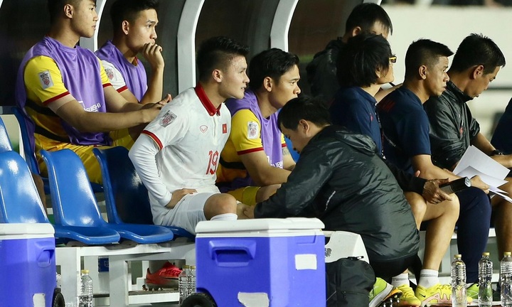 Quang Hải đến bệnh viện tại Lào kiểm tra chấn thương