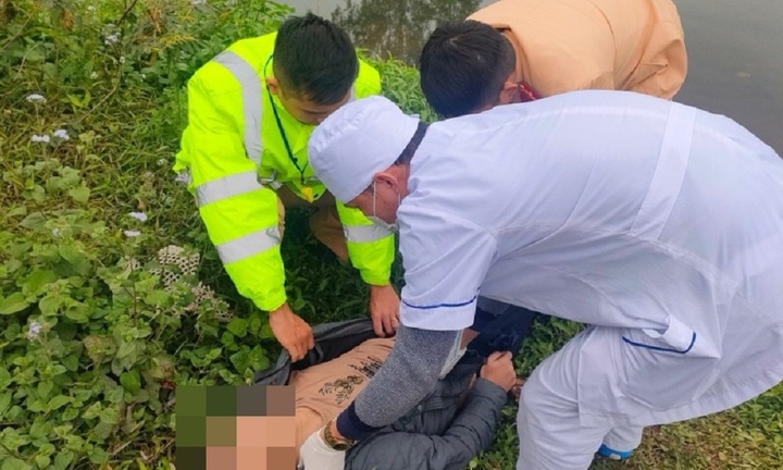 Lạng Sơn: CSGT cứu nam thanh niên gặp nạn dưới chân cầu Mai Pha