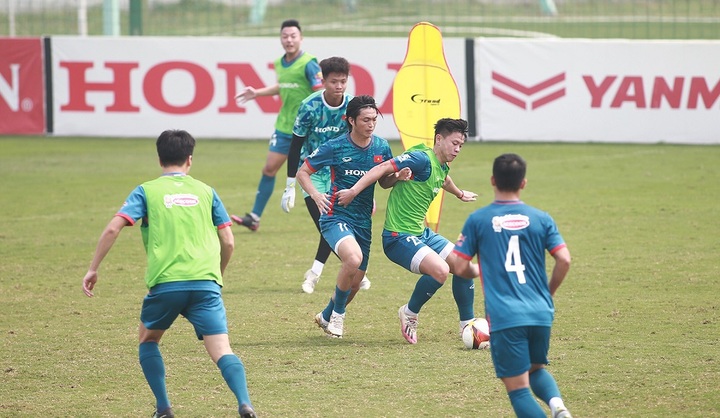 Tuyển Việt Nam và U23 đối đầu nảy lửa trên sân tập