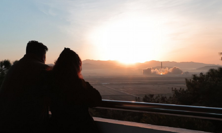 Ông Kim Jong-un cùng con gái thị sát phóng tên lửa Hwasong-17