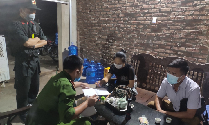 Thái Nguyên: Giấu người trong cốp xe để qua chốt kiểm dịch Covid - 19