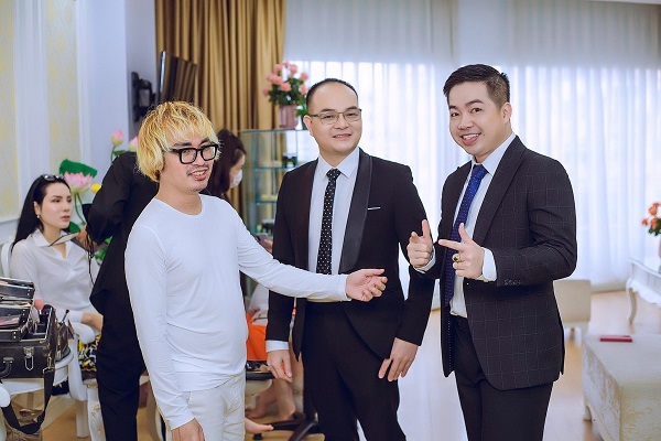 Ông bầu Tommy Văn tự tin khoe sự trẻ trung và không ngại thừa nhận mình thường xuyên chăm sóc răng tại Nha khoa thẩm mỹ Việt Đức