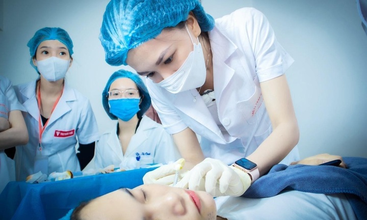 PHẠM LAN HƯƠNG VÀ HÀNH TRÌNH TỪ CÔ DƯỢC SĨ - Y SĨ TRẺ ĐẾN CHUYÊN GIA NGÀNH THẨM MỸ