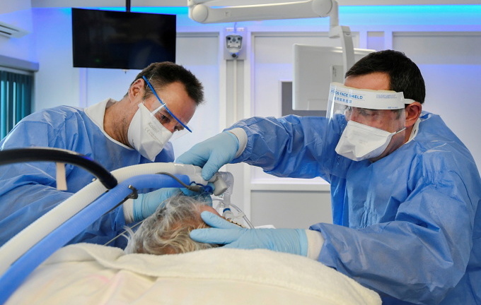 Liệu pháp bộ đôi kháng thể đơn dòng tác dụng kéo dài AZD7442 (còn có tên là Evusheld) được cấp phép sử dụng khẩn cấp ở Hoa Kỳ cho dự phòng trước phơi nhiễm (phòng ngừa) COVID-19