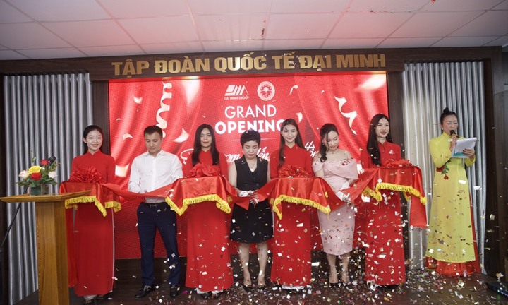Tưng bừng khai trương showroom Yến sào Lạc Hồng 