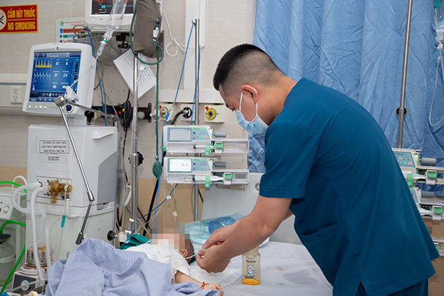 Biến chứng tay – chân - miệng bé gái 10 tháng tuổi suy hô hấp nặng