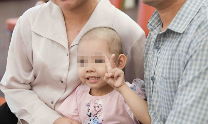 Mẹ bé gái 2 tuổi mắc ung thư điều trị bằng liệu pháp tế bào đầu tiên ở Việt Nam: “Con em được ra viện và về nhà chị ạ!”