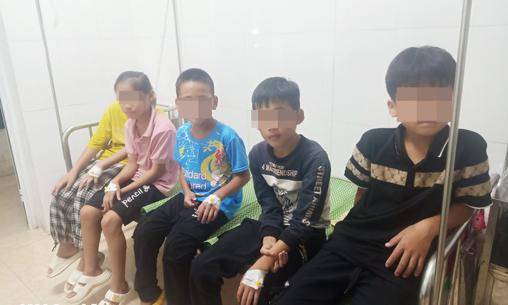 Cao Bằng: Hàng chục học sinh tiểu học đau bụng, mệt mỏi sau khi ăn kẹo bán ở cổng trường