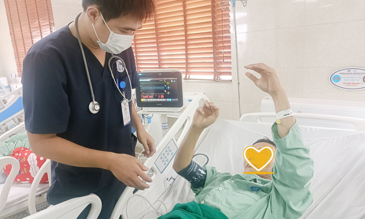 Trên đường công tác, người đàn ông đang ăn cơm trưa bỗng méo miệng, liệt nửa người
