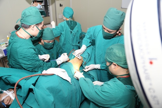 Ngã vào cọc bê tông trong đêm, nam thanh niên nằm im đến sáng chờ cấp cứu