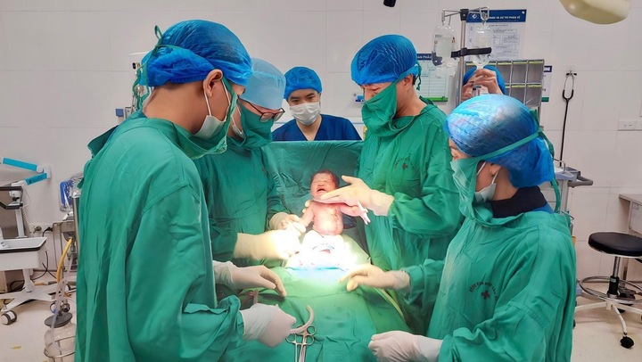 Những em bé “rồng vàng” chào đời ngay khoảnh khắc Giao thừa