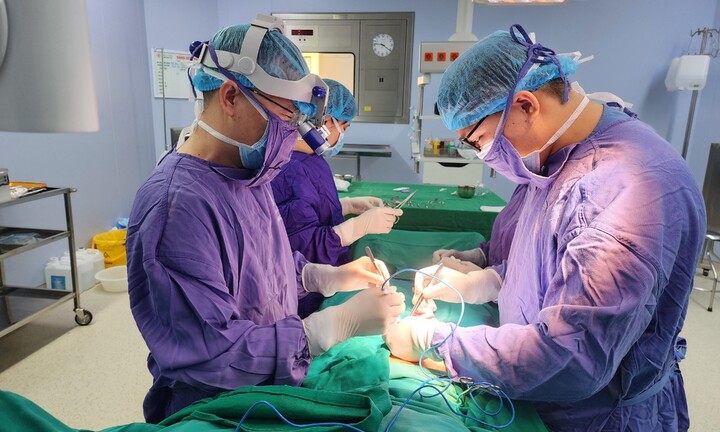 Người đàn ông 39 tuổi tự cắt 