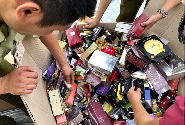 Săn mỹ phẩm “chính hãng” trên mạng, cô gái 21 tuổi phải 