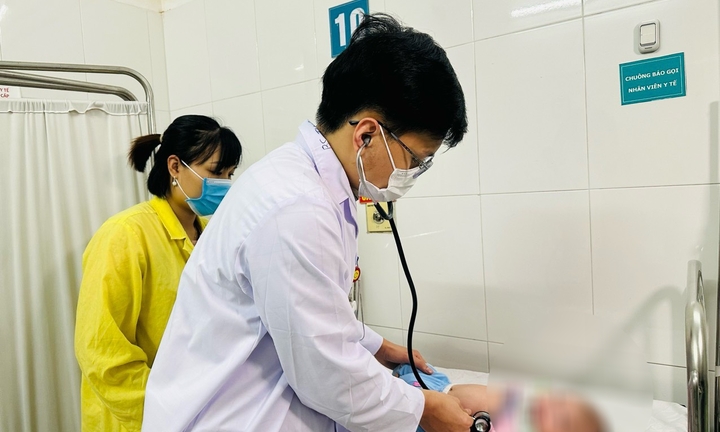 Thời tiết nồm ẩm gia tăng tình trạng người già, trẻ nhỏ nhập viện, nhiều trường hợp diễn biến nặng