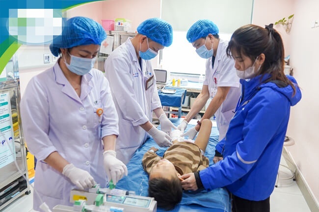 Va chạm container khi chạy qua đường, bé trai 6 tuổi bị cán đứt rời chân