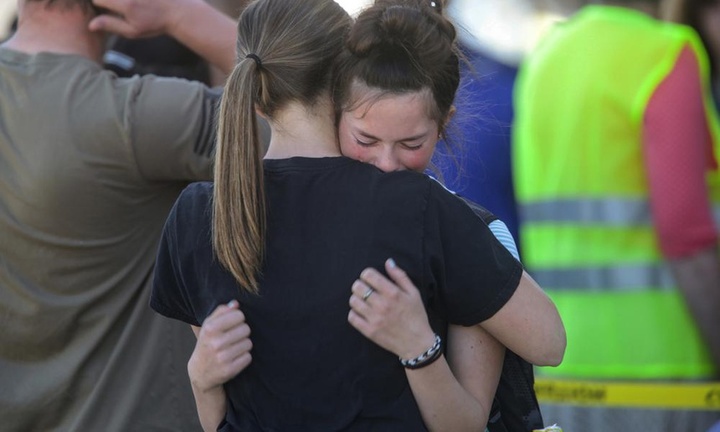 Vụ nữ sinh lớp 6 xả súng: Cô giáo dũng cảm tước vũ khí, khống chế chỉ với một cái ôm