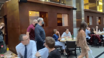 Lần đầu xuất hiện hậu ly hôn, tỷ phú Bill Gates gây chú ý với túi đựng đồ ăn thừa trong kỳ nghỉ cuối tuần với con gái