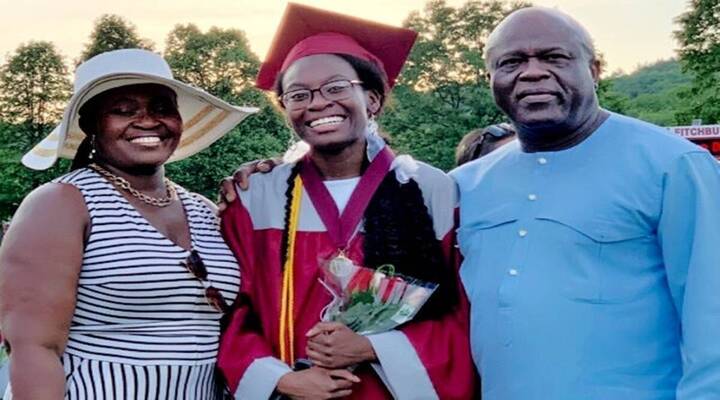 Nữ sinh 17 tuổi từ chối gói học bổng 40.000 USD, nguyên nhân đằng sau khiến ai cũng xúc động