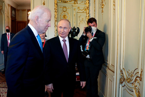 Tổng thống Putin lên tiếng về tin đồn người đồng cấp Mỹ dùng giấy ghi nhớ trong hội nghị