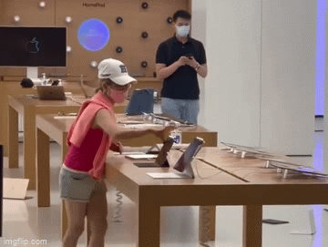 Video: Không vừa ý với bộ phận chăm sóc khách hàng, người phụ nữ đập phá loạt thiết bị đắt tiền tại của hàng Apple