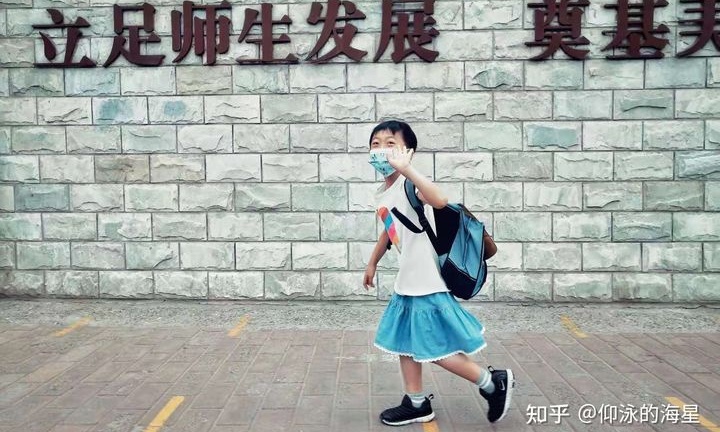 Cậu bé thích mặc váy đi học, phản ứng của gia đình và nhà trường ra sao?