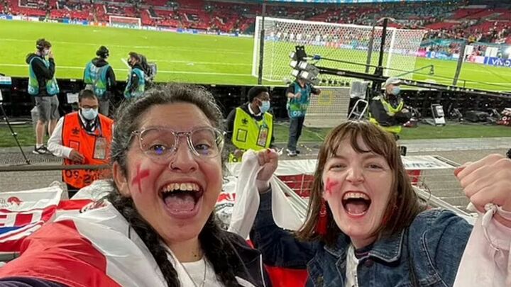 Trốn làm đi cổ vũ đội nhà thi đấu tại EURO, CĐV Anh bị đuổi việc