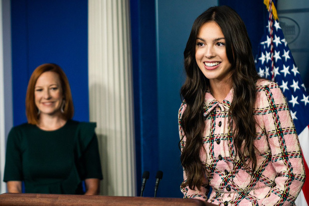 Được mời tới phát biểu tại Nhà Trắng, nữ ca sĩ gây 