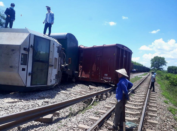 Tàu hàng bị lật ở Quảng Trị, đường sắt tê liệt nhiều giờ