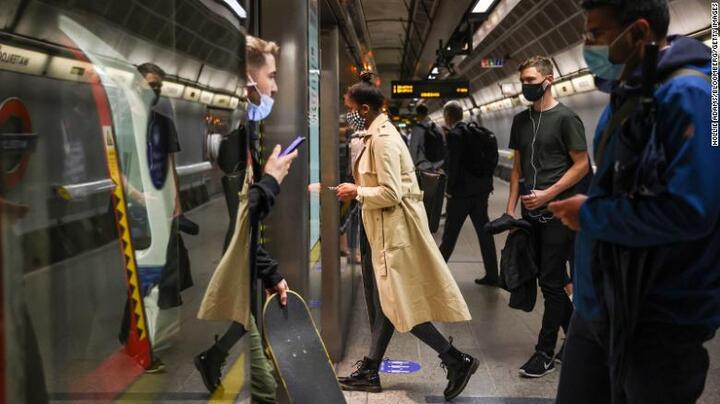 Singapore và Anh: Hai thái cực trái ngược khi cùng chung sống với COVID-19