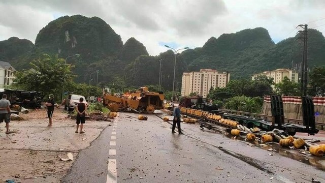 Tin tức tai nạn giao thông ngày 16/8: 3 xe ô tô biến dạng sau tai nạn liên hoàn