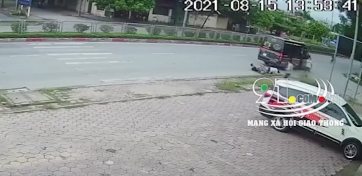 Tin tức tai nạn giao thông ngày 17/8: Xe máy tông đuôi xe Limousine, 2 người nguy kịch