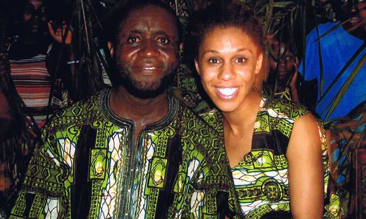 Sau nhiều năm tìm kiếm cha mẹ ruột, người phụ nữ bất ngờ khi phát hiệt thân thế thật sự của chính mình