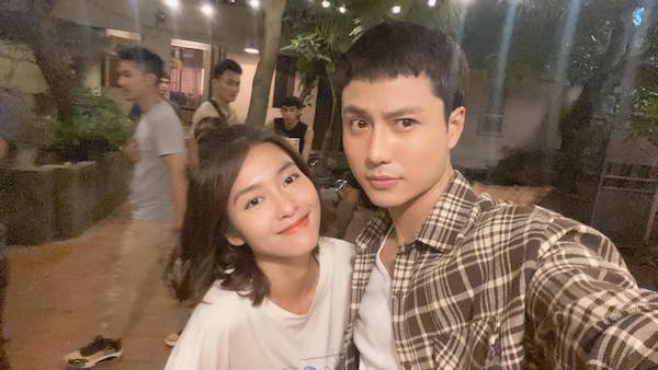 Khả Ngân tươi tắn bên Thanh Sơn trong loạt ảnh hậu trường 11 Tháng 5 Ngày