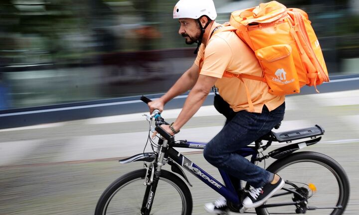 Rời Afghanistan, cựu bộ trưởng trở thành nhân viên giao hàng tại Đức