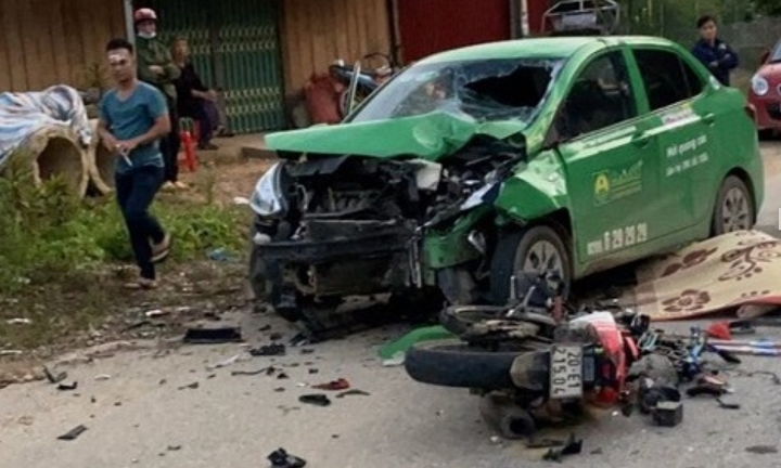 Tin tức tai nạn giao thông ngày 31/8: Xe máy đấu đầu taxi khiến 2 người thương vong