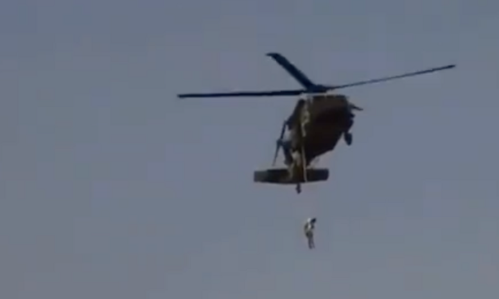 Xôn xao hình ảnh một người bị treo trên trực thăng ở Afghanistan, sự thật là gì?