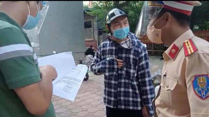 Phát hiện nam thanh niên sử dụng cùng lúc 3 giấy đi đường ở Hà Nội