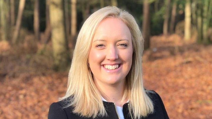 Kiện sếp vì không cho về sớm đón con, người phụ nữ nhận bồi thường 255.000 USD