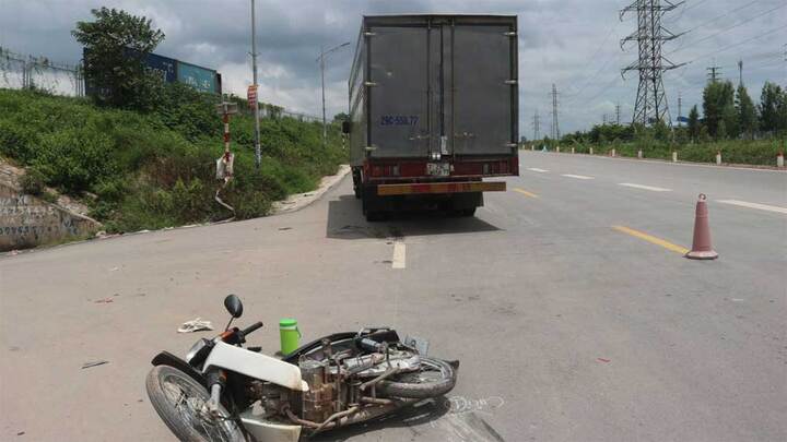 Tin tức tai nạn giao thông ngày 10/9: Xe máy va chạm với xe tải, một người tử vong