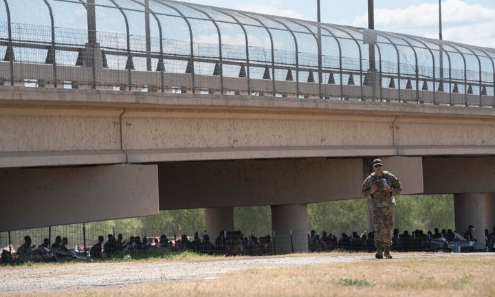 Chấn động hình ảnh hơn 8.000 người di cư ngồi dưới gầm cầu đợi cơ hội được vào Mỹ