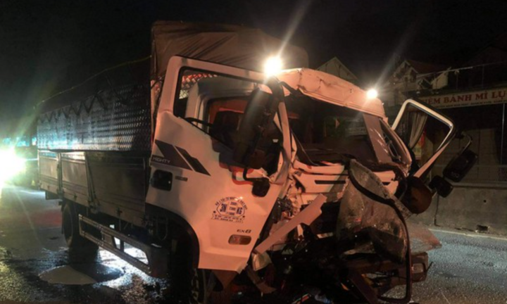 Tin tức tai nạn giao thông mới ngày 20/9: Xe tải đâm đuôi container trên quốc lộ 1A, 2 người bị thương