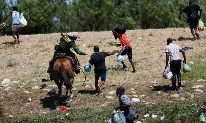Hình ảnh lính biên phòng Mỹ quất roi ngựa vào người di cư gây phẫn nộ
