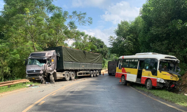 Tin tức tai nạn giao thông mới ngày 24/9: Xe bus di chuyển nhanh, va chạm mạnh với xe đầu kéo