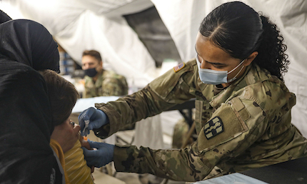 Nhóm người tị nạn Afghanistan hành hung một nữ quân nhân Mỹ